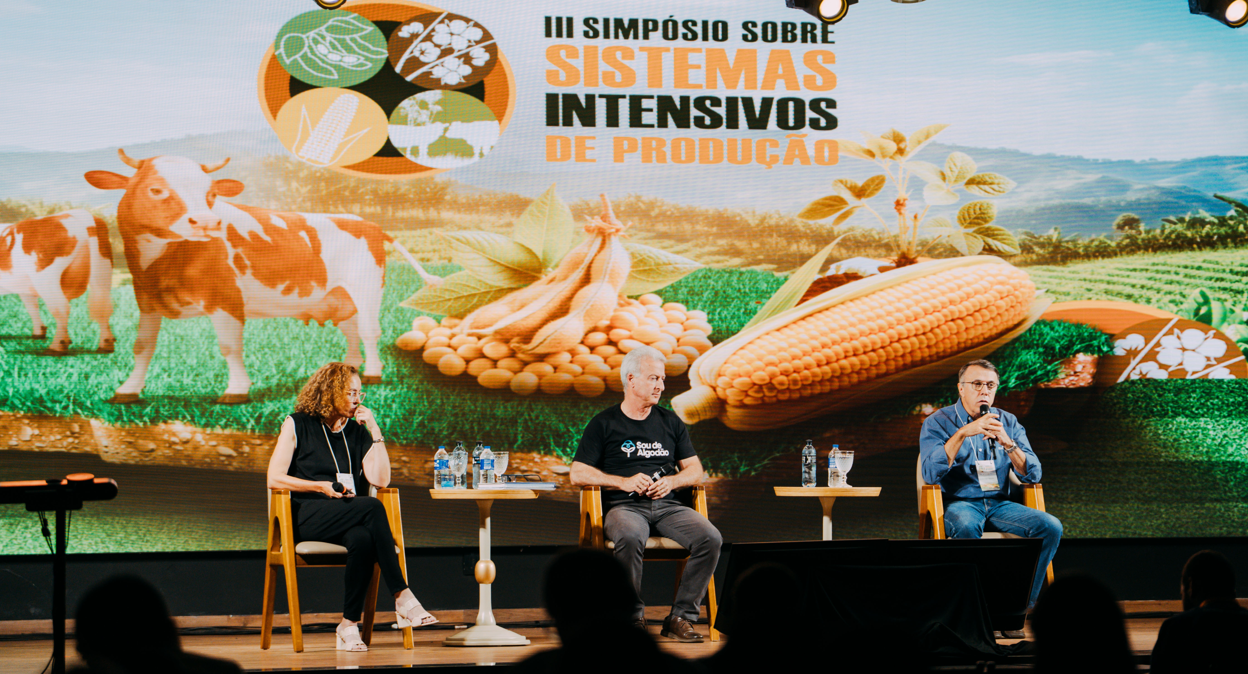 Pesquisadores e produtores se reúnem na Abapa para discutir sistemas intensivos de produção.