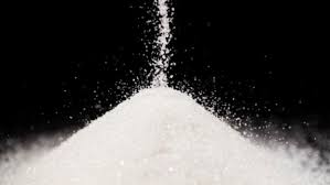 StoneX projeta superávit de 3,7 milhões de toneladas de açúcar em 2025/26.