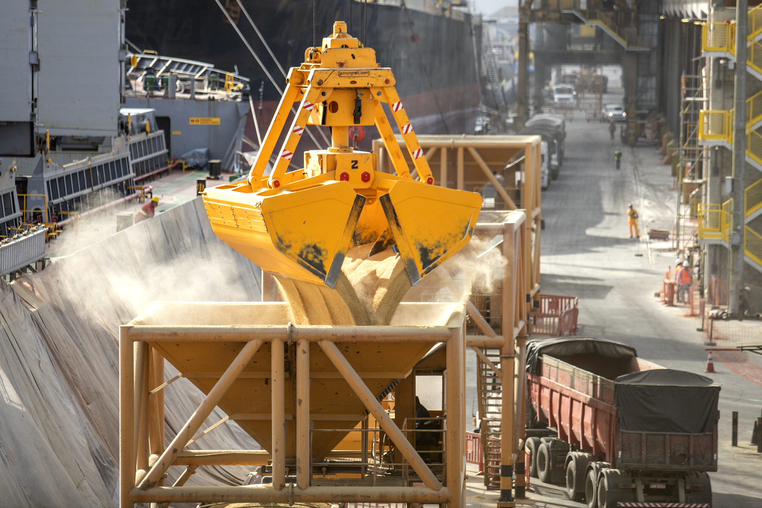 Portos do Paraná registram salto na movimentação de cevada e malte.