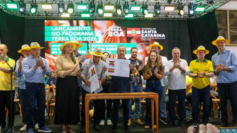Governador anuncia R$ 137,8 milhões para o Terra Boa 2026 no Itaipu Rural Show em Pinhalzinho.