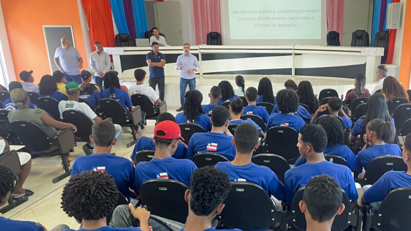 Seagri leva capacitação e novas técnicas para produtores de mandioca no Piemonte do Paraguaçu.