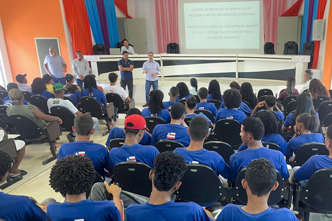 Seagri leva capacitação e novas técnicas para produtores de mandioca no Piemonte do Paraguaçu.